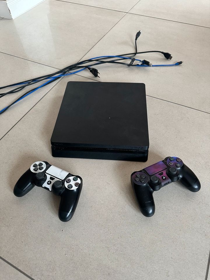 PlayStation 4 slim 1 TB mit 2 Controllern in Euskirchen