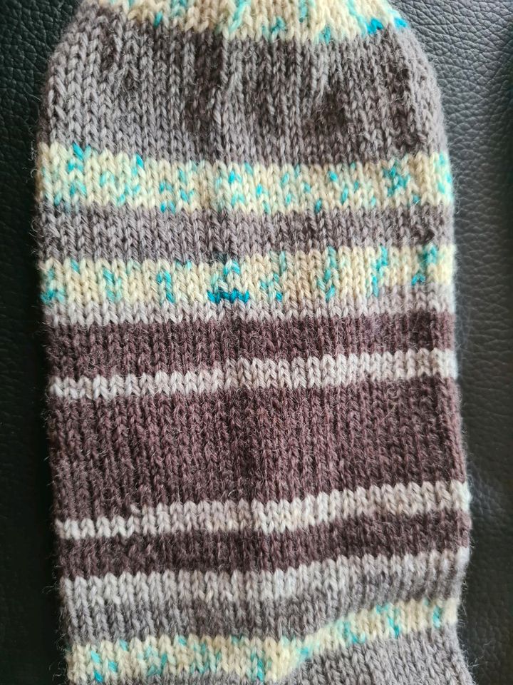 Selbstgestrickte Socken grau/ grün Gr. 39 *NEU* in Illertissen