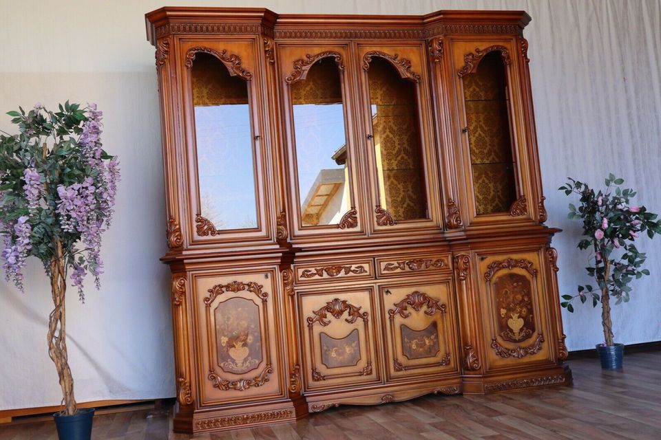 Nr.1703b Vitrine Schrank Barock Nussbaum teilmassiv in Wiesbaum