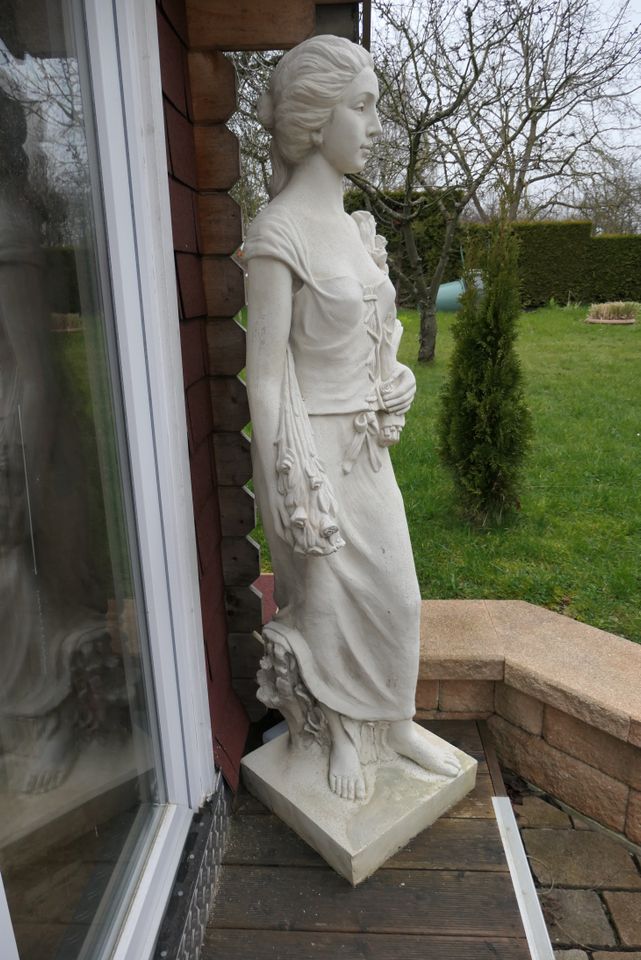 Gartenfiguren 2 Frauen im Dirndl aus Fiberglas das Paar für 250.- in Laubach