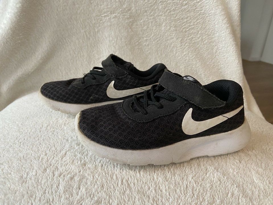 Nike Schuhe schwarz weiß sneaker 27 Kinder Kinderschuhe in Kelkheim