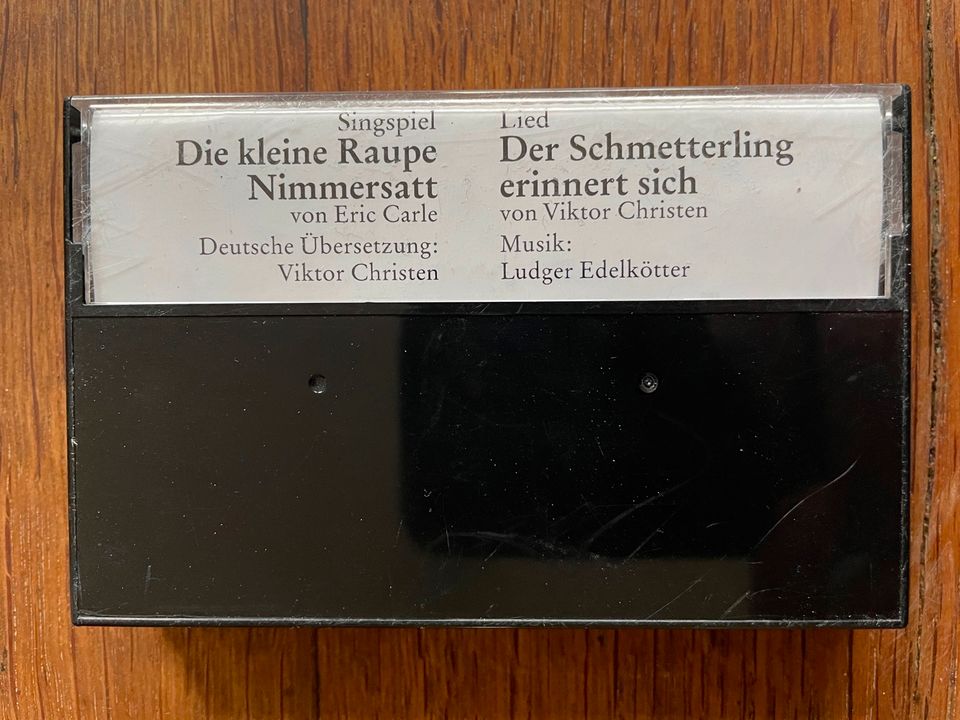 Kassette: Die kleine Raupe Nimmersatt, Singspiel in Freiburg im Breisgau