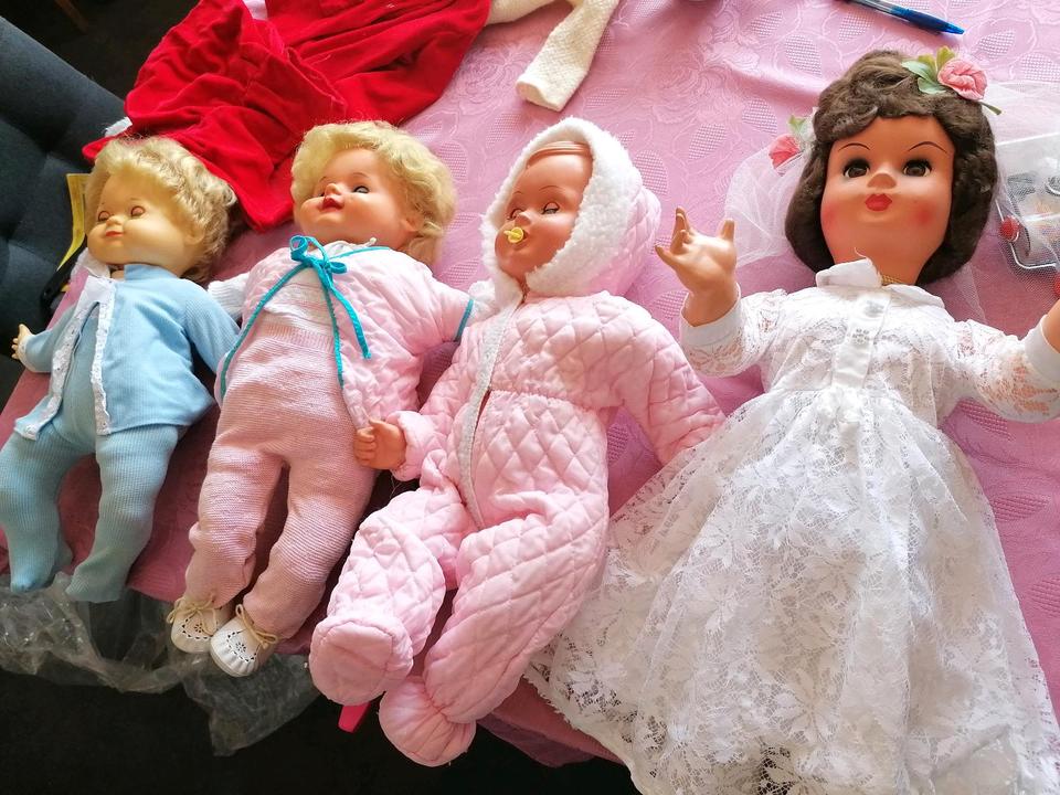 Alte schildgröten Puppen und andere mit viel Kleidung extra in Welschbillig