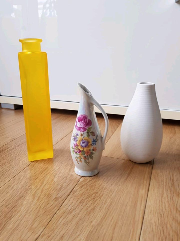Blumenvase, Vase weiß und gelb, Blumen Muster, Deko in Erfurt