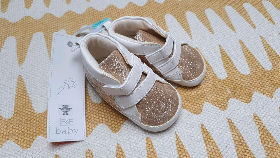 Neu F&F Englandmode baby Schuhe 80 6 bis 12 Monate Glitzer Gold in Biebelnheim
