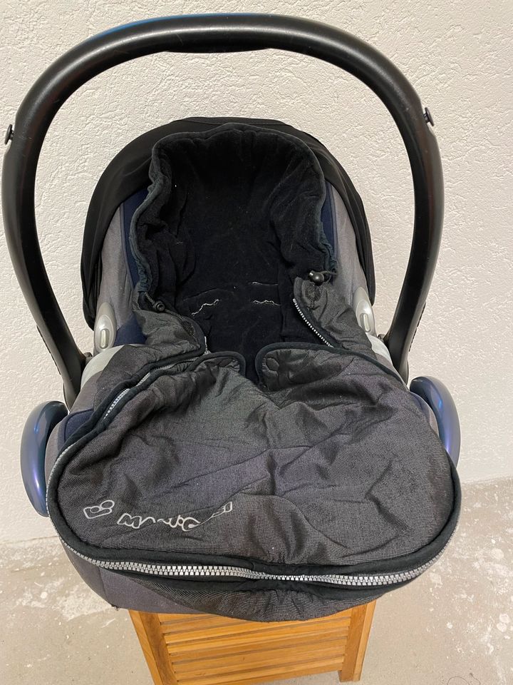 Maxi Cosi Babyschale, viel Zubehör in Korntal-Münchingen