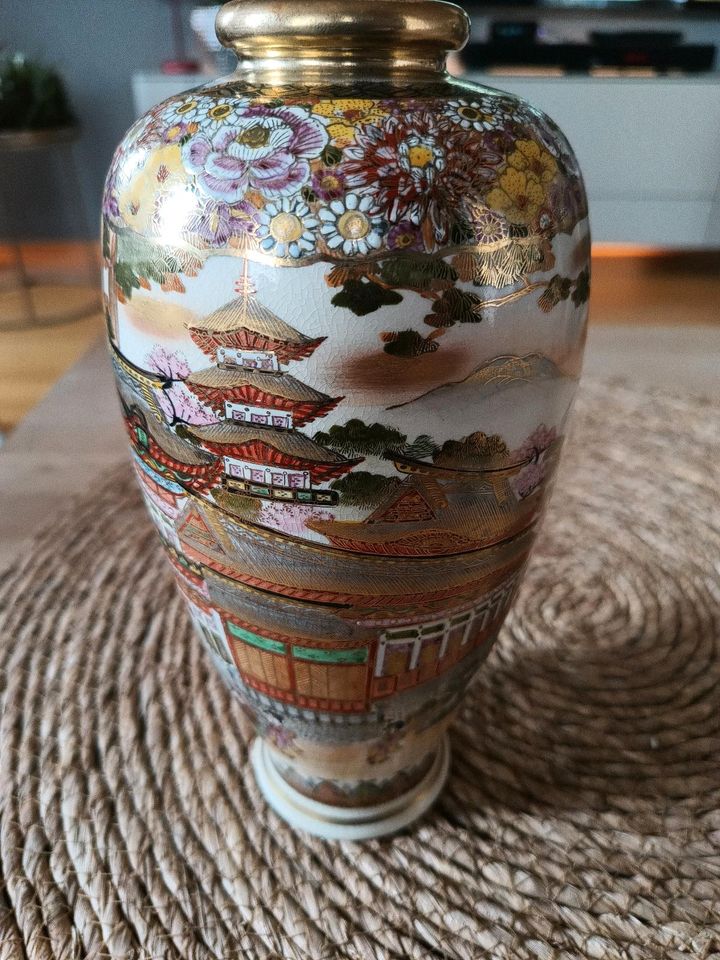 Satsuma Chinesische Vase Landschaft mit Pagodenbau Goldrand in Oberriexingen