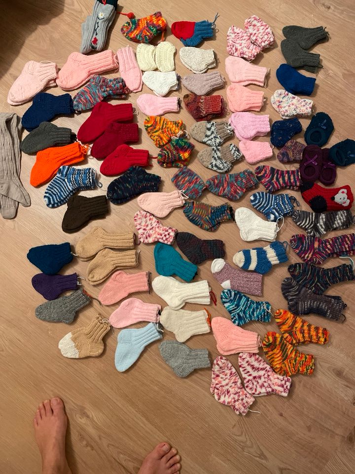 Selbst gestrickte Baby Wollsocken in Saarbrücken