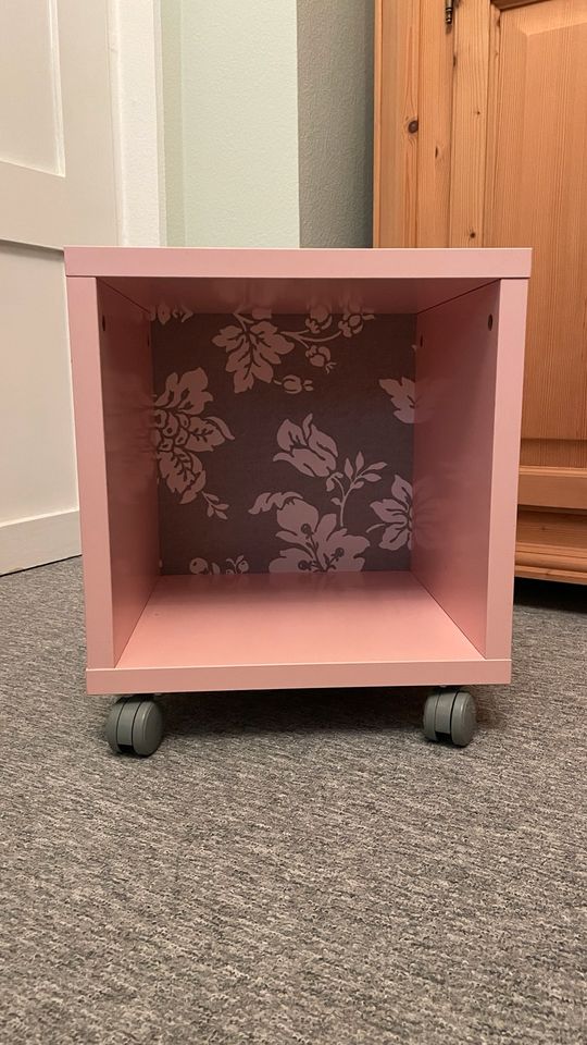 IKEA Kallax Nachttisch mit Rollen - Rosa in Mannheim