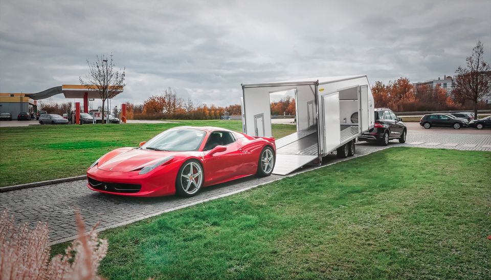 Geschlossener Autotrailer Autotransporter Autoanhänger vermieten in Staufenberg