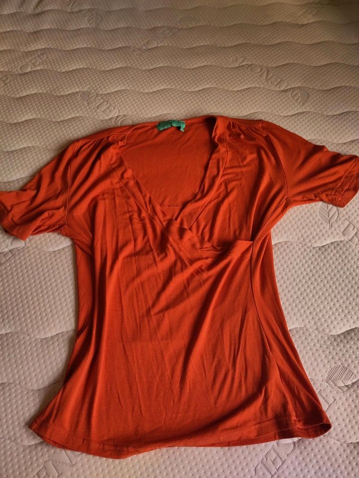 Shirt mit V-Ausschnitt, orange, Gr S/M, weich fließend in Wuppertal