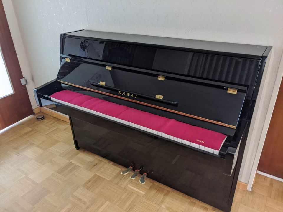 Klavier Kawai K15 Piano - top Zustand & Klang - schwarz poliert in Dreieich