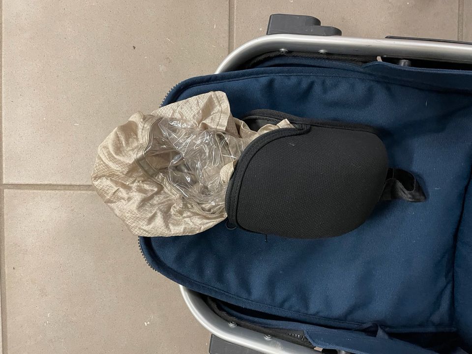 Kinderwagen blau mit viel Zubehör in Bad Schwartau