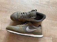 Olivgrüne Nikes Größe 40 mit Glitzer Sachsen - Grimma Vorschau