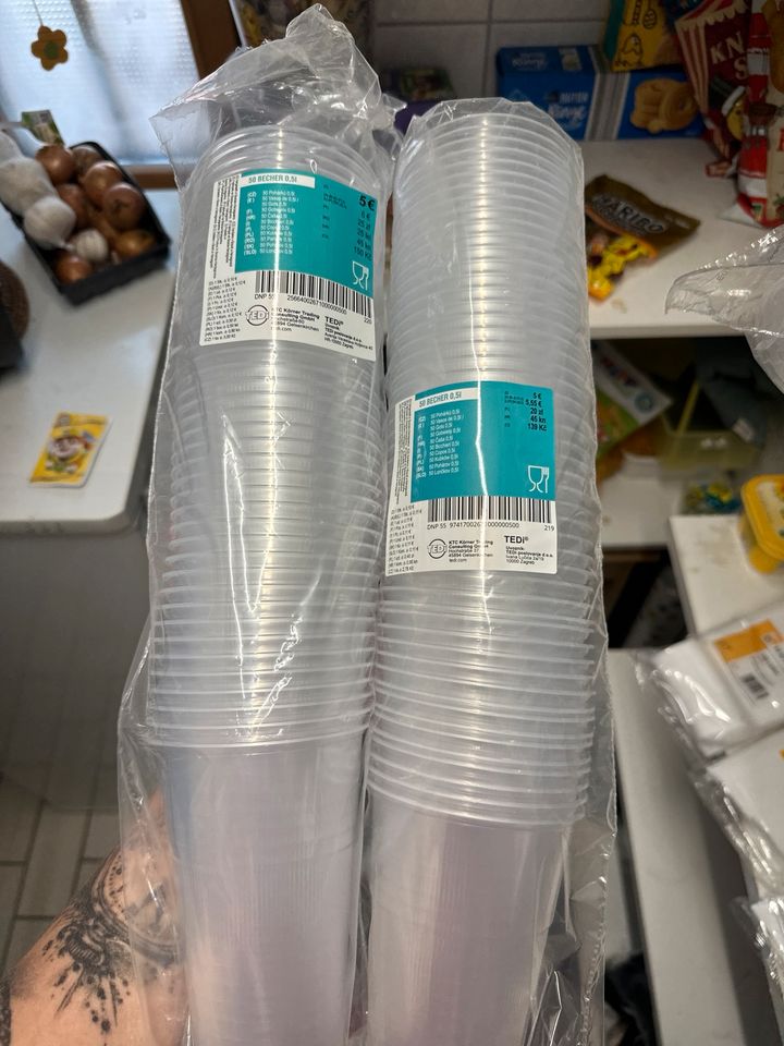 Plastikbecher 0,5 Liter in Königslutter am Elm