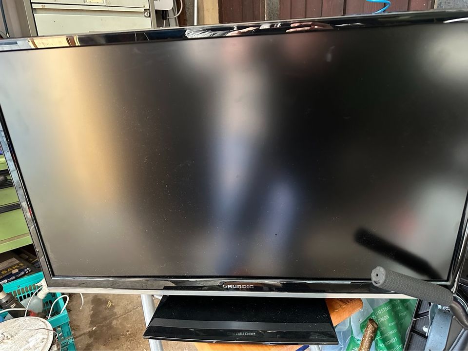 32 VLE 5304 BG Grundig Flachbildschirm tv in Waldheim