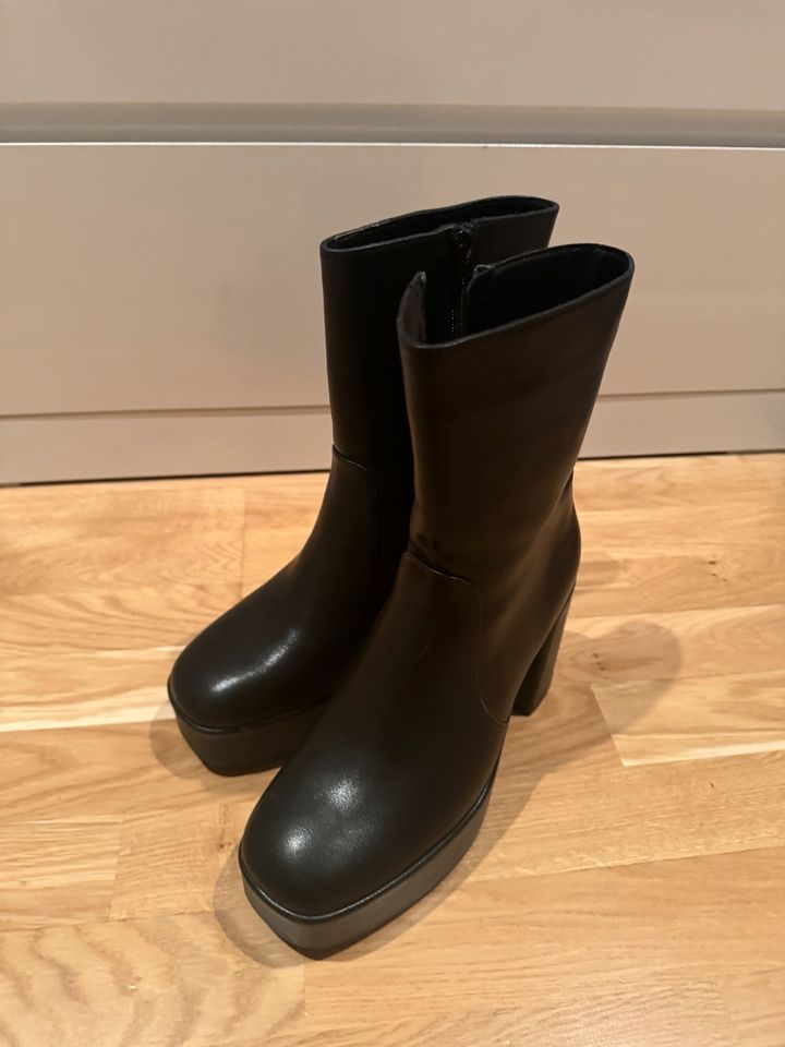 Neue Plateau Absatz Stiefel in schwarz in Fürth