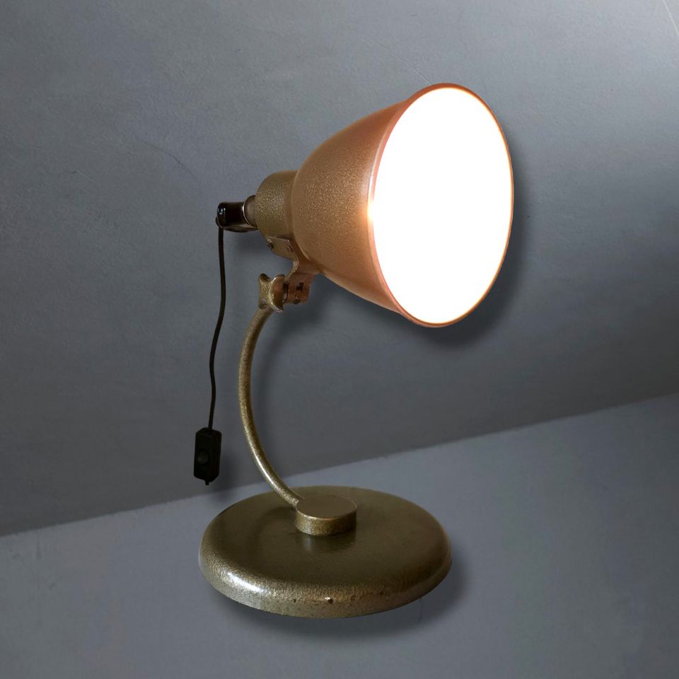 Original aus 60-70er Jahre INDUSTRIEDESIGNE Tischlampe in Berlin