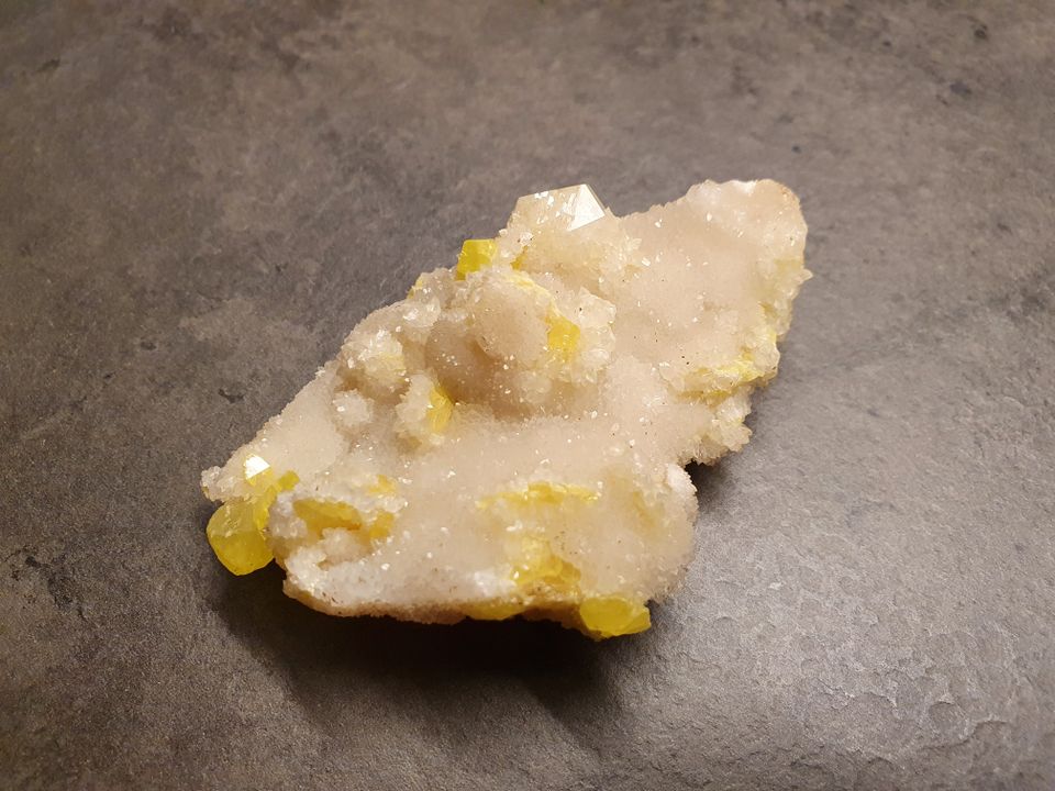 Schwefel-Kristalle auf Calcit oder Aragonit - Mineralien / Steine in Dresden