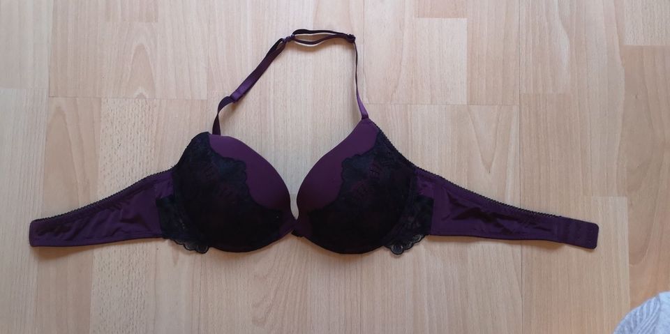 Hunkemöller BH lila/schwarz mit Spitze und Rückenelement in 80B in München