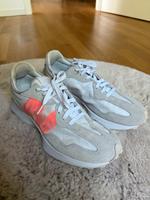New Balance Sneaker 327 grau weiß super Zustand Gr. 44.5 Nordrhein-Westfalen - Solingen Vorschau