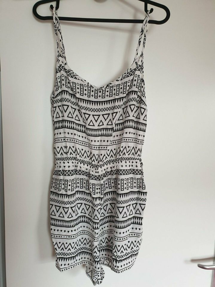 Kurzer Jumpsuit mit Muster von H&M in Freiburg im Breisgau