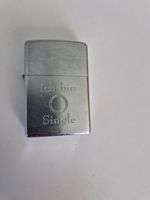 Zippo Sturmfeuerzeug mit Gravur "Ich bin Single" Bayern - Coburg Vorschau