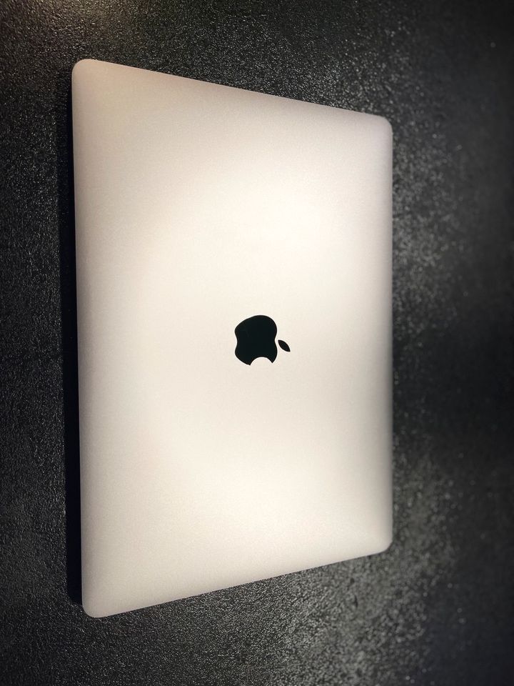 MacBook Pro 13‘‘ (2019), 2,4Ghz, TouchBar, 4x USB-C in Centrum