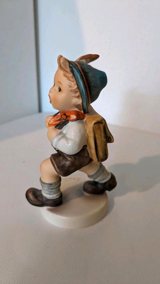 M. I. Hummelfigur Schulschwänzer, HUM 82/2/0, 11,5cm in Ludwigsburg