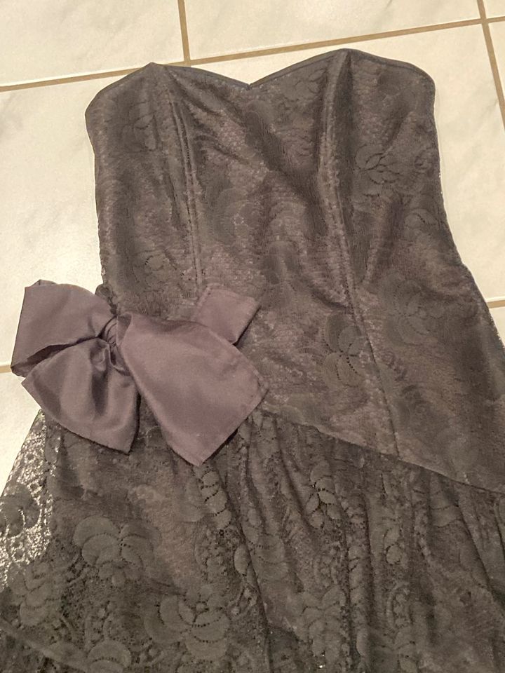 Corsagenkleid aus schwarzer Spitze mit Schleife Größe 38 in Kaden