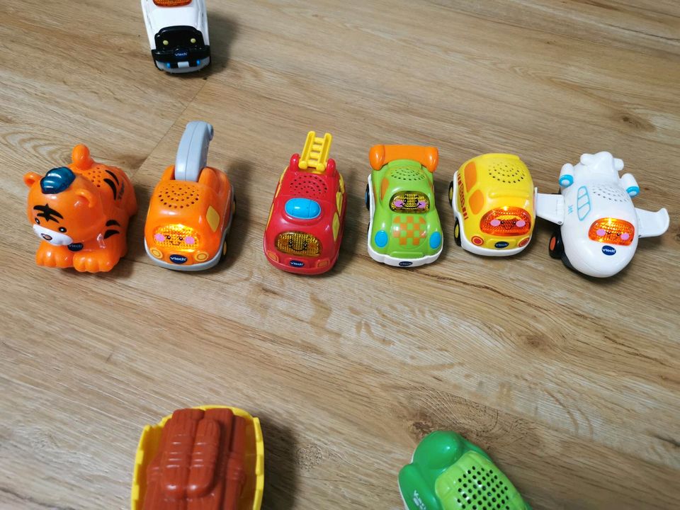 Tut tut Baby Flitzer Parkgarage mit 11 Fahrzeugen / Tieren in Düsseldorf