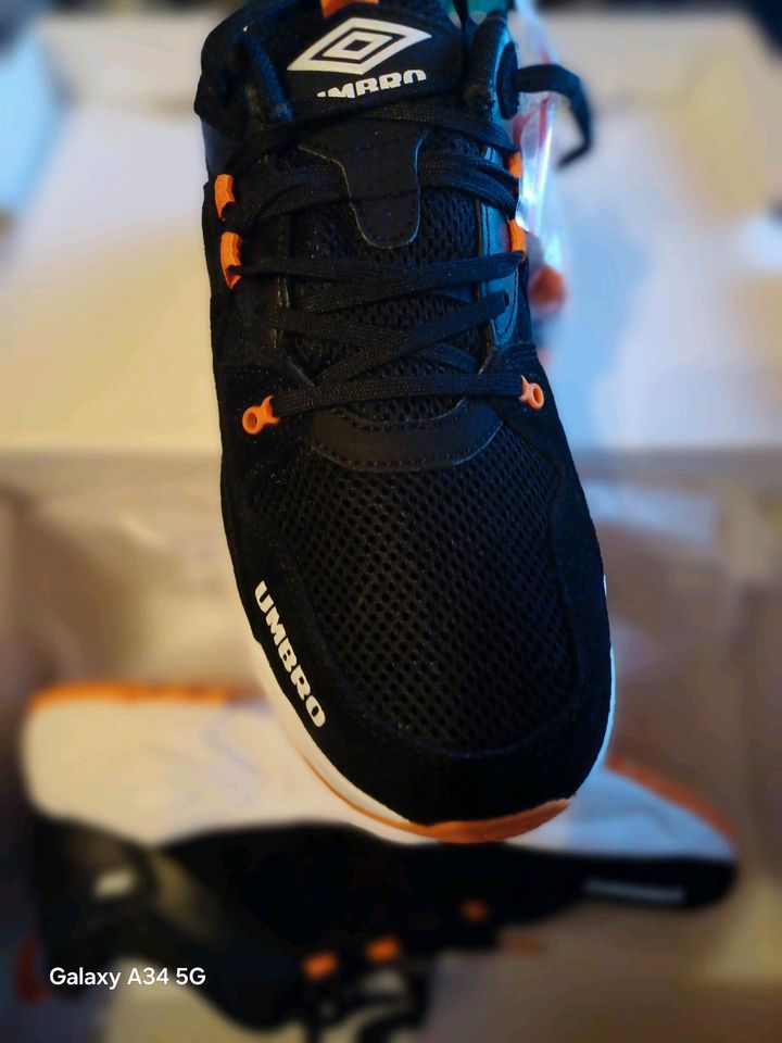 Neue Ungetragene Sneaker der Marke Umbro-B360 Run , Black/Orange in Saarbrücken