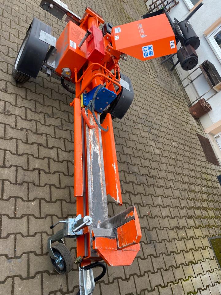 Liegend Holzspalter 16to mit Motor auf Anhänger zu vermieten. in Rheinbach