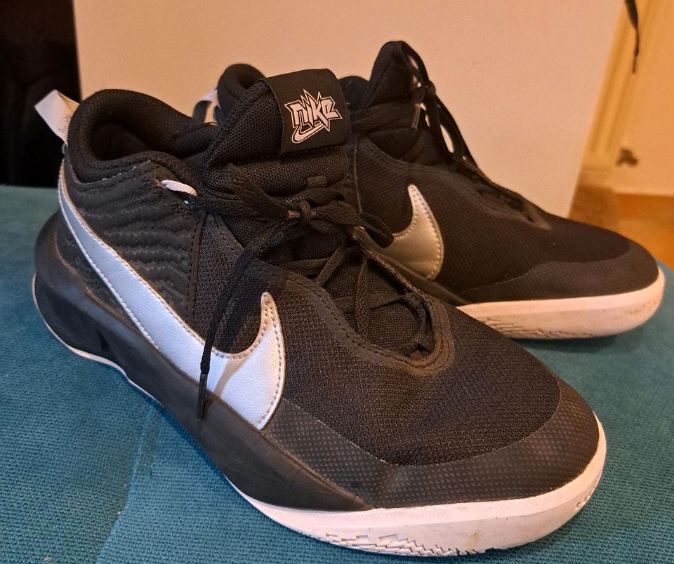 Nike Sportschuh "Hustled"  Gr 38,5 schwarz in Dinklage