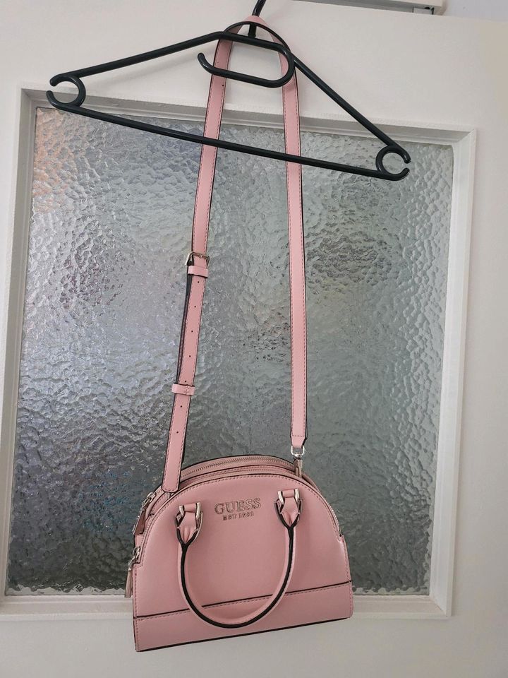 Guess Handtasche rosa in Troisdorf