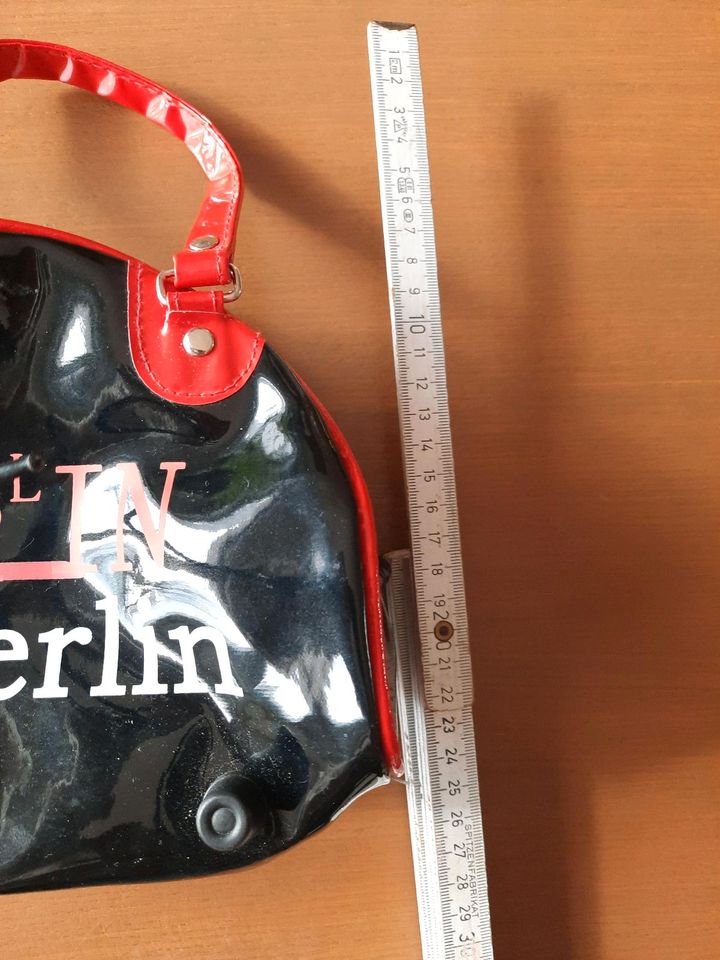 Handtasche Berlin Souvenir Geschenk Lack rot schwarz unbenutzt in Berlin