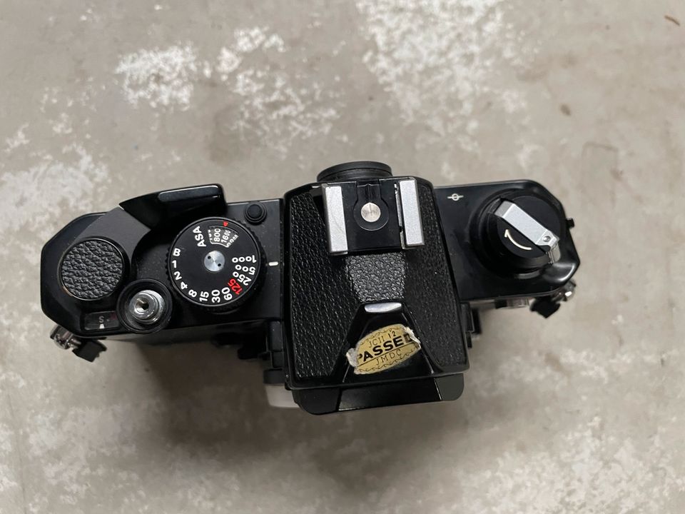 Nikon FM f/2 + 2 Objektiv + Blitzgerät in Erbach