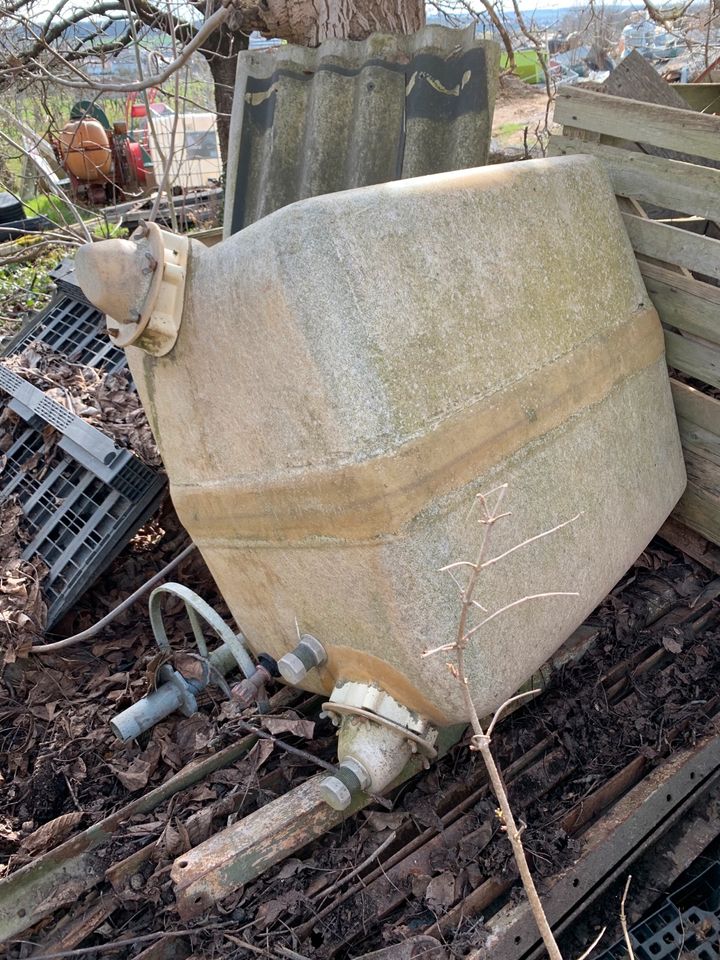 Wasserfass Gartenfass Regenfass alte Spritze Chemo in Ingersheim