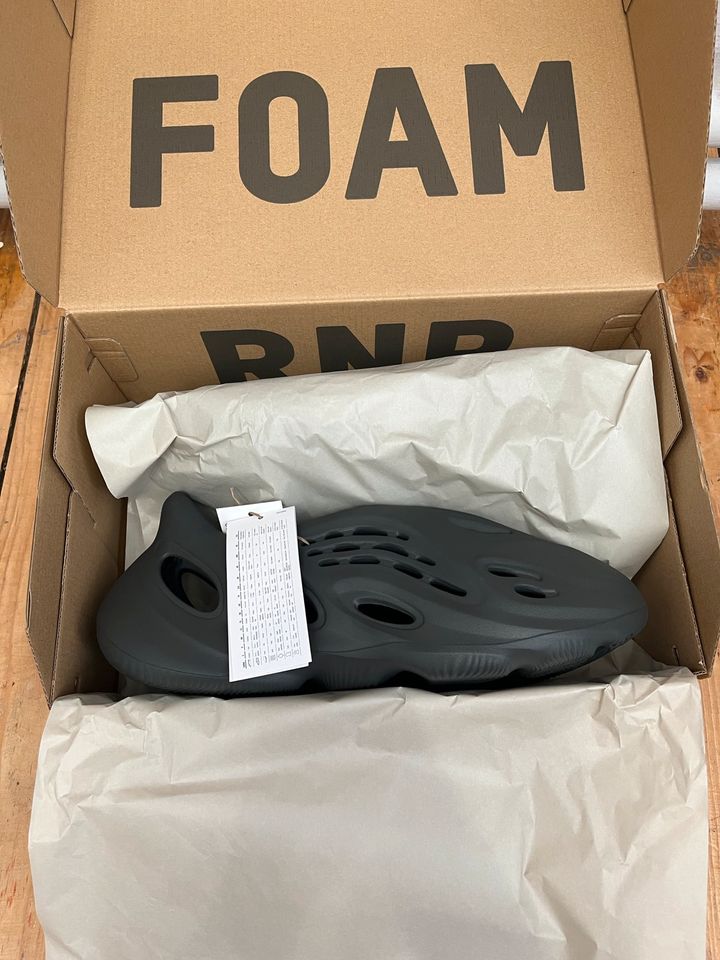 Yeezy Foam Runner Carbon Gr 10 NEU 100% Original in Rednitzhembach