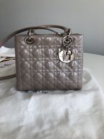 Lady Dior Handtasche mittelgroße hellgrau lackiert München - Trudering-Riem Vorschau