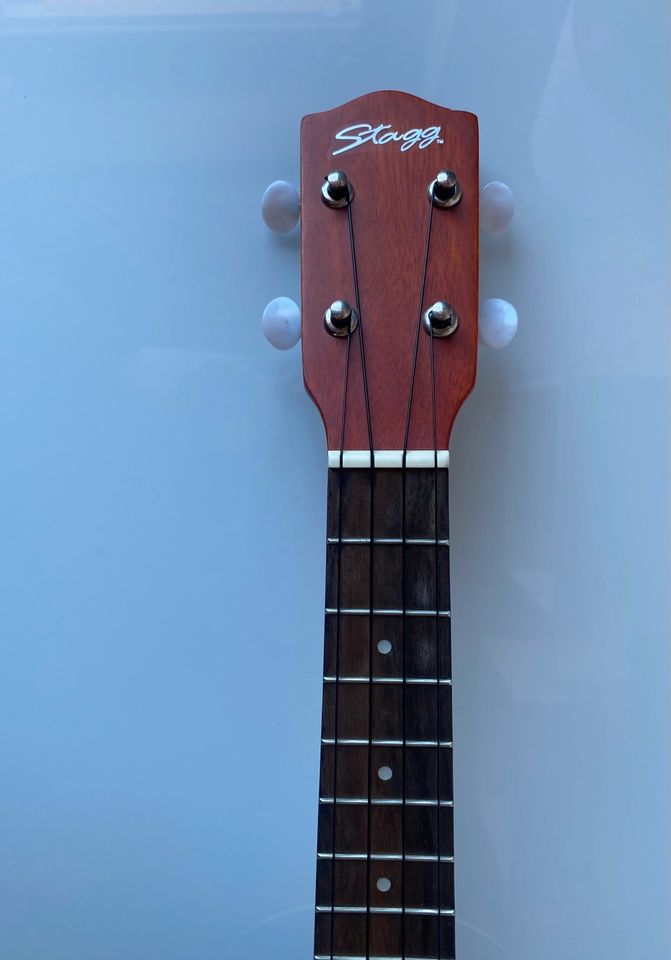 Handmade Stagg Ukulele UC60-S inklusive Tasche, Kapodaster … in Böblingen