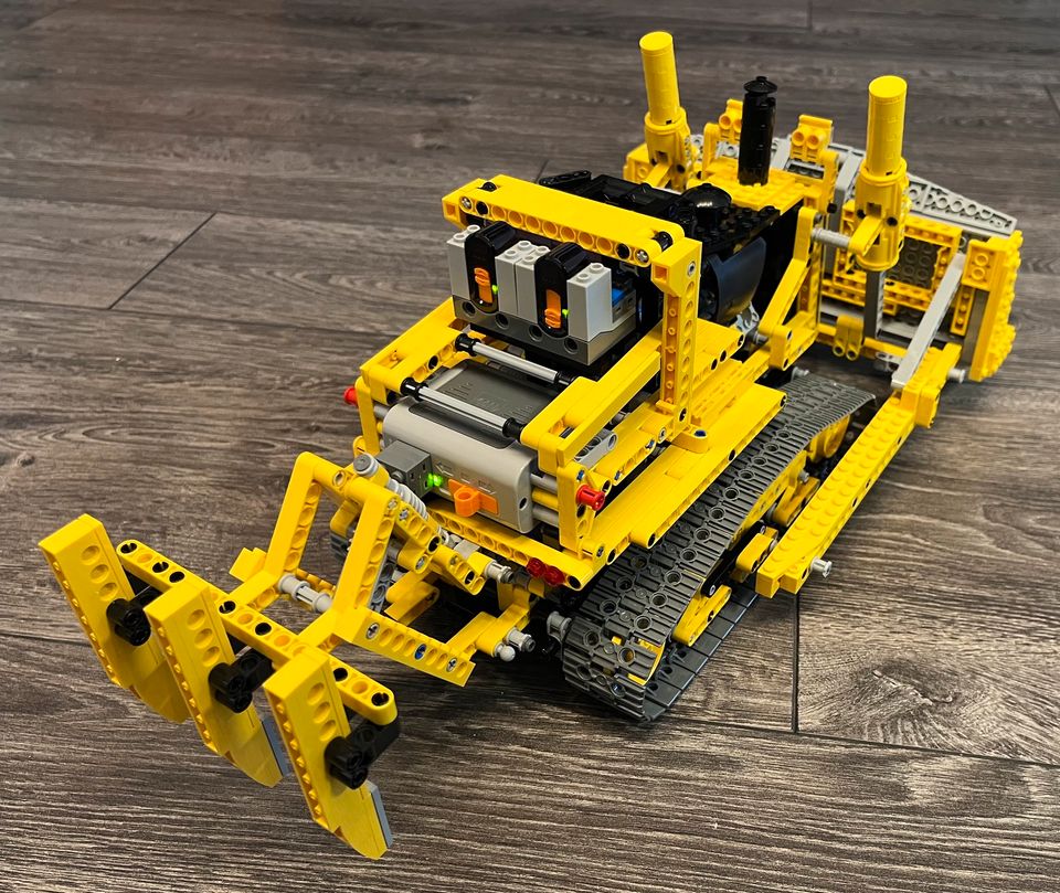 Lego Technic 8275 Bulldozer neuwertig mit OVP in Velbert