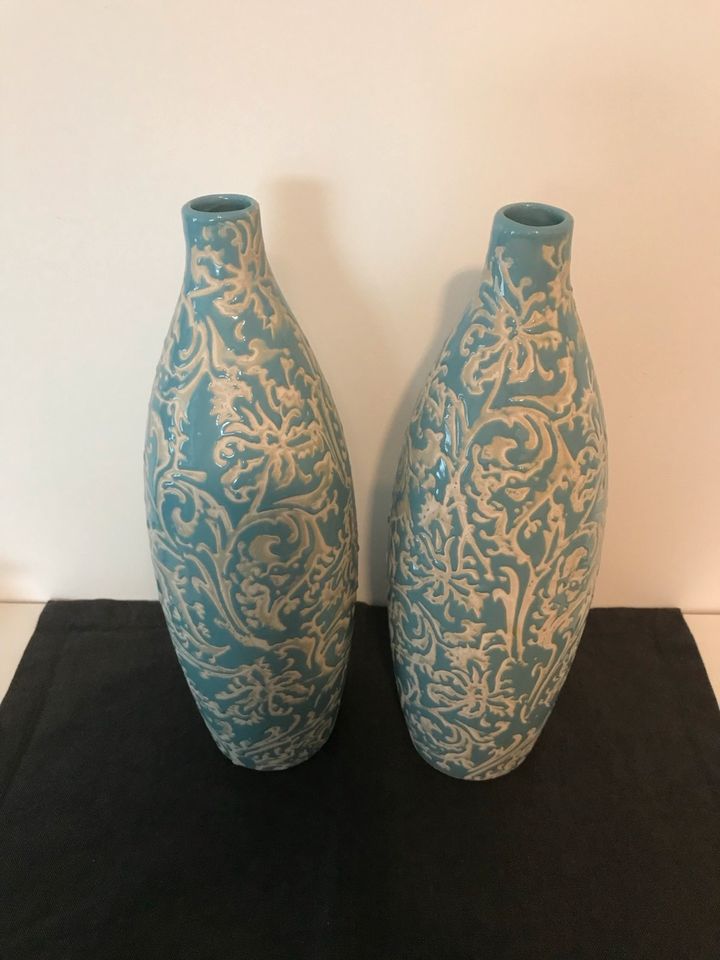 Zwei Vasen H ca. 32 cm, hellblau in Stelle