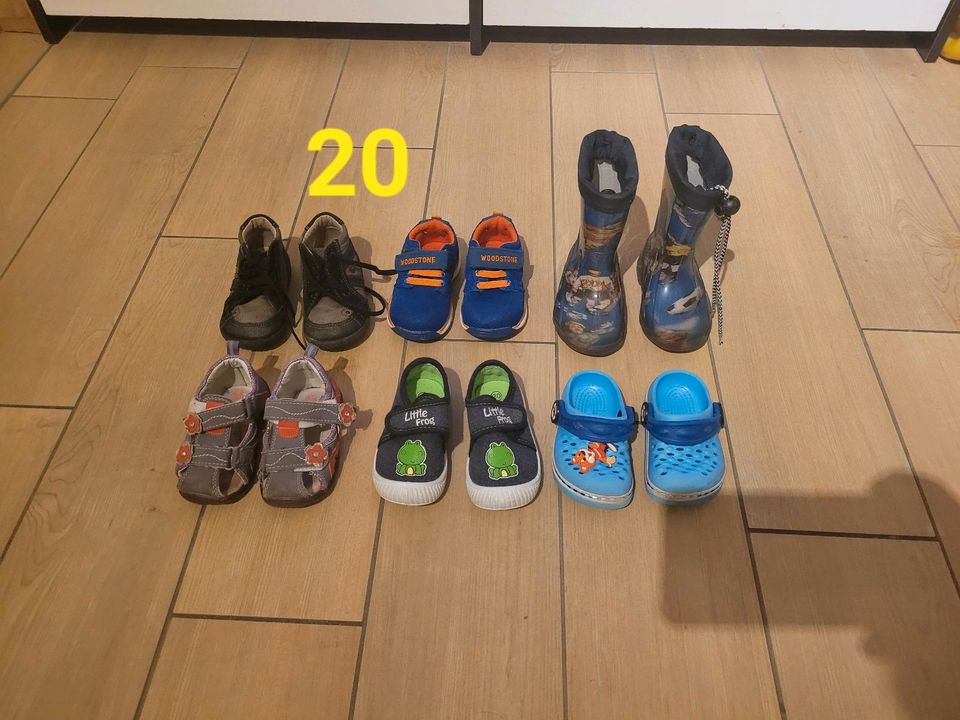 Schuh Schuhe 20 Turnschuhe Gummistiefel in Neukieritzsch