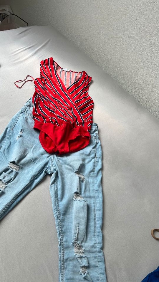Jeans und Body rot blau Größe S in Göppingen