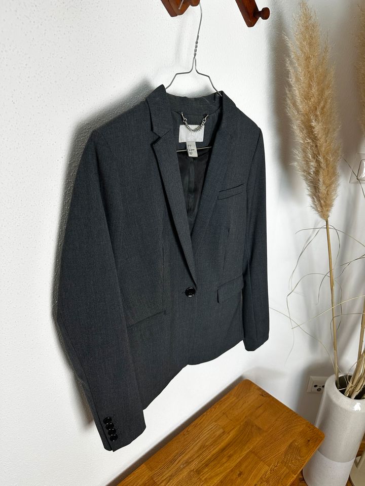 H&M Kostüm-Set Blazer mit Rock - grau - Gr. 34 in Landshut