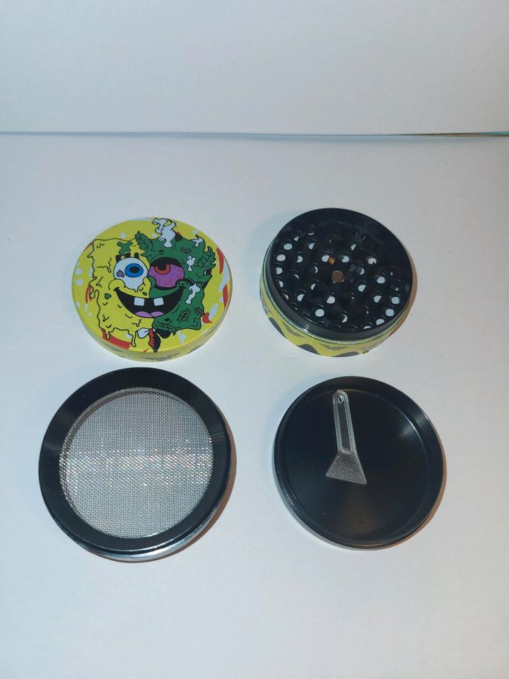Grinder, Crusher/ Mühle mit verschiedenen Logos (Spongebob, Morty in Hameln