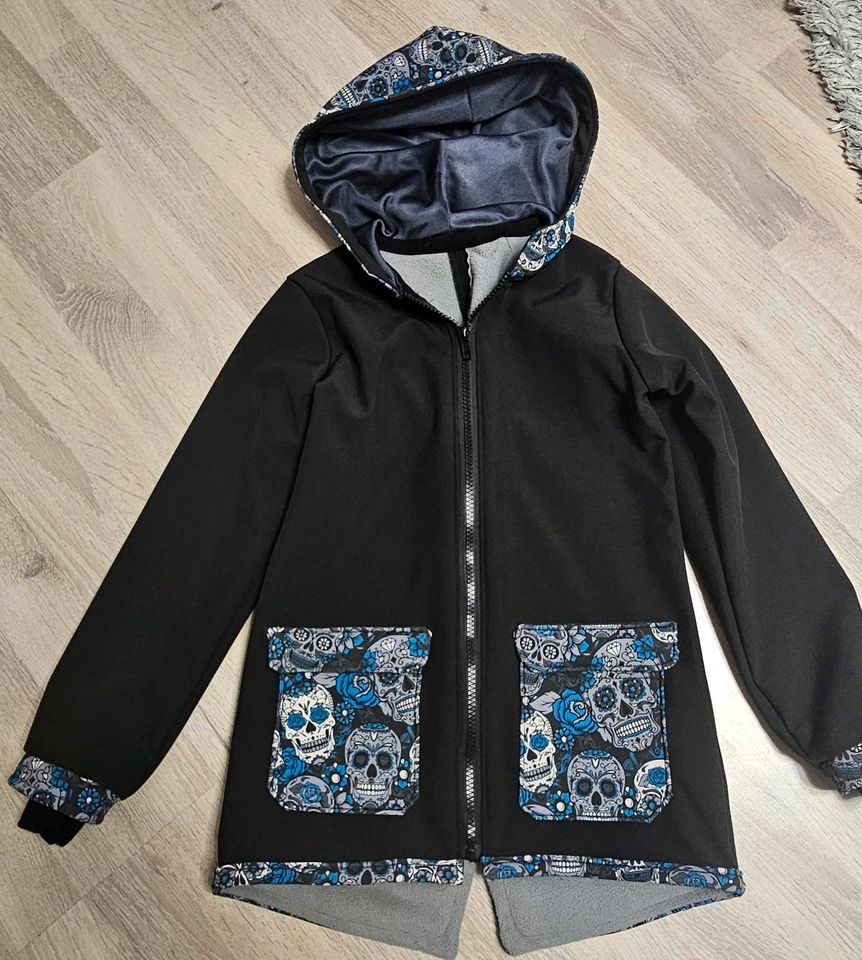 ❤️DIY selfmade Softshellset Jacke Latzhose Skulls 116/122 in Berlin