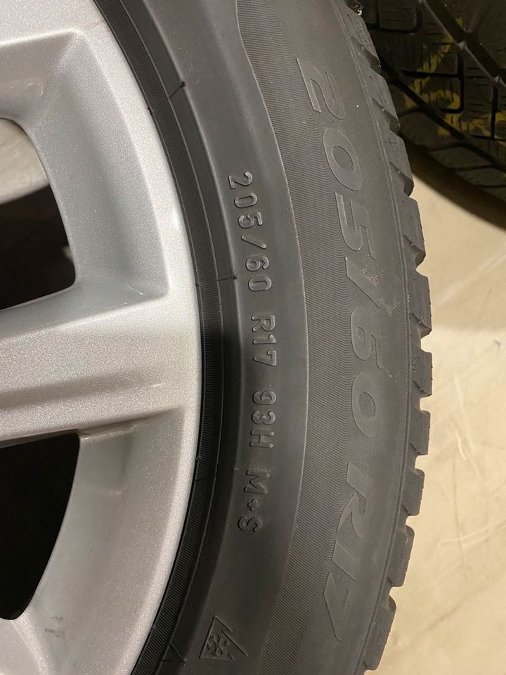 Original BMW X1 F48 X2 F39 6 1/2 x 17 Zoll Pirelli in Hochstätten