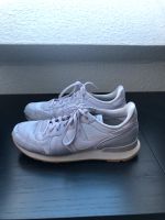 Nike Mädchen Damen Turnschuhe Gr. 39 zart lila flieder  glänzend Sachsen-Anhalt - Magdeburg Vorschau